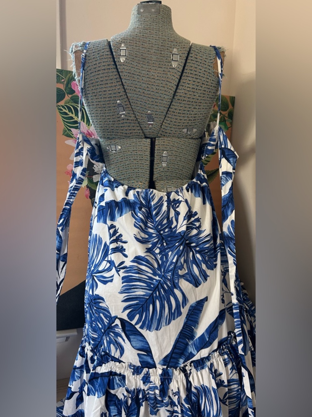 BCBG PALM CABO BLU MAXI DRESS L ADJUSTABLE STRAPS,SMOCKED WAIST,BACK TIE CLOSURE - Picture 6 of 10
